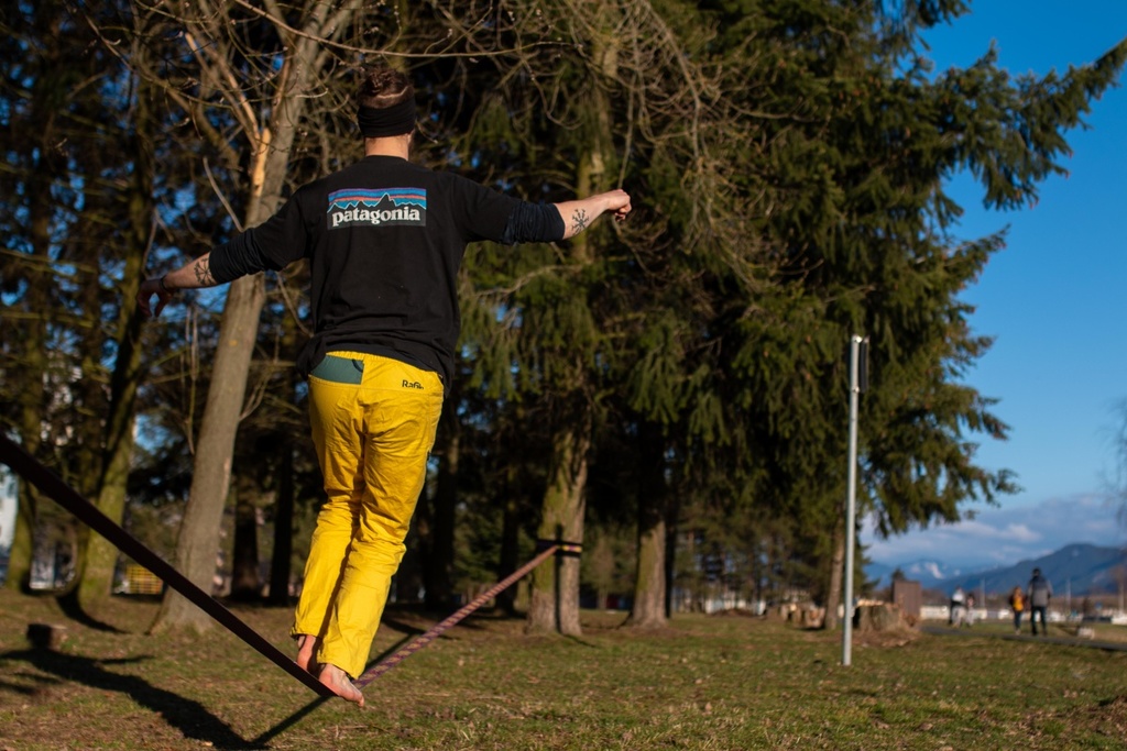 lezecké kalhoty Rafiki Crag jsou ideální i na volnočasové aktivity - zde slack line