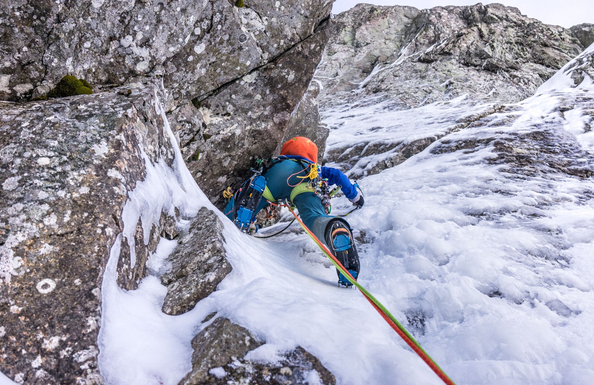 V Ternua Alpine Pro kalhotách na zimním lezení v Tatrách - Weberovka