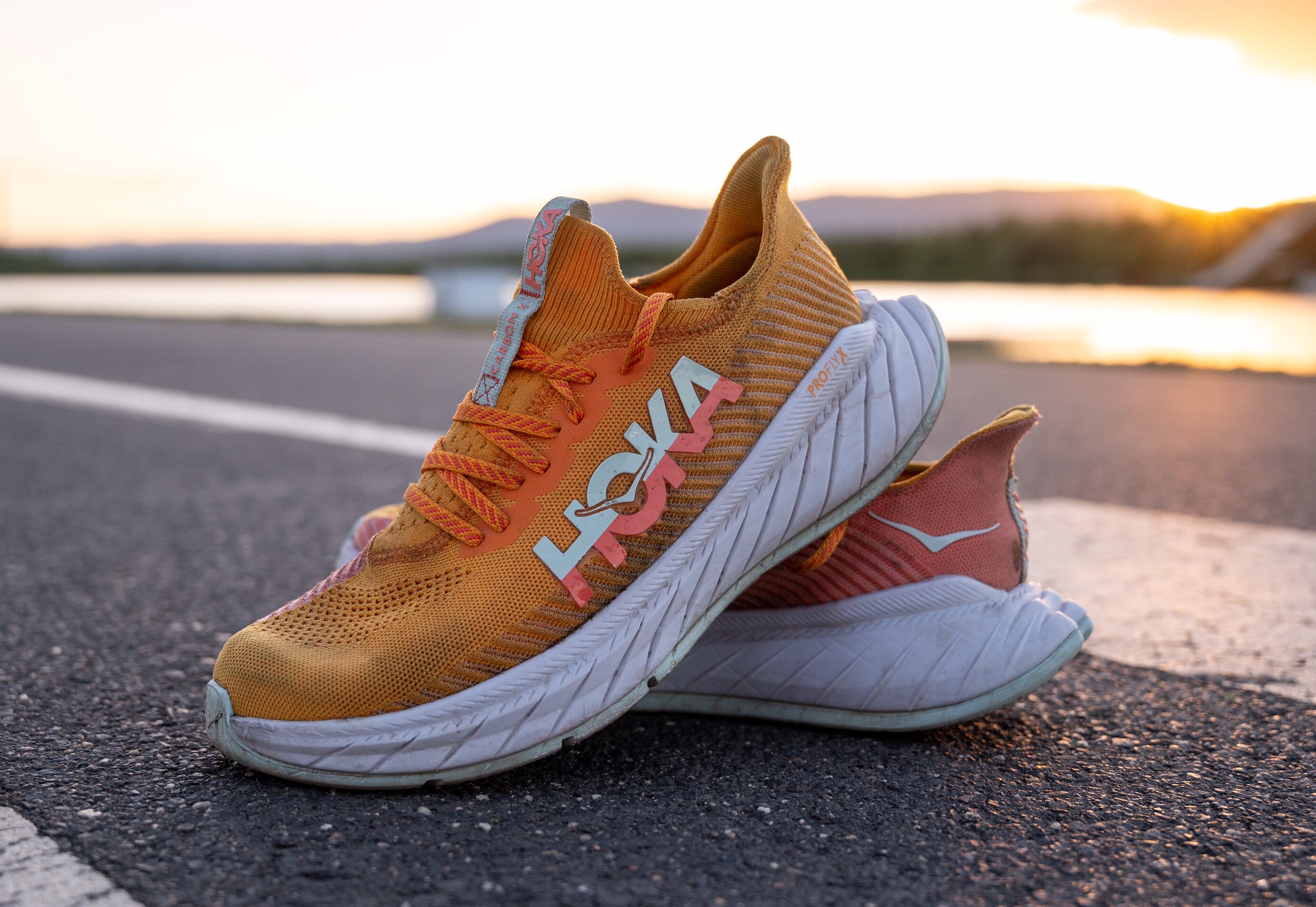 Impozantní Hoka Carbon X 3 se honosí novou pěnovou mezipodešví a zcela novým svrškem