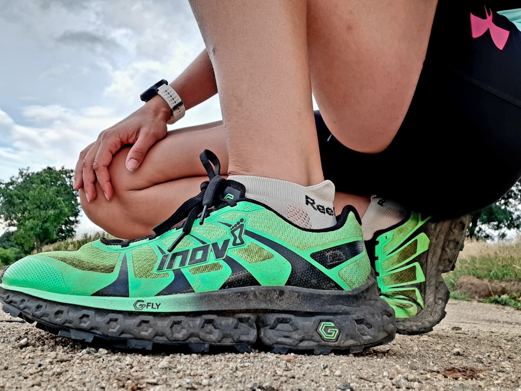 Na první pohled vypadá Inov-8 Trailfly Ultra G 300 robustně, ale váhově patří mezi ty lehčí