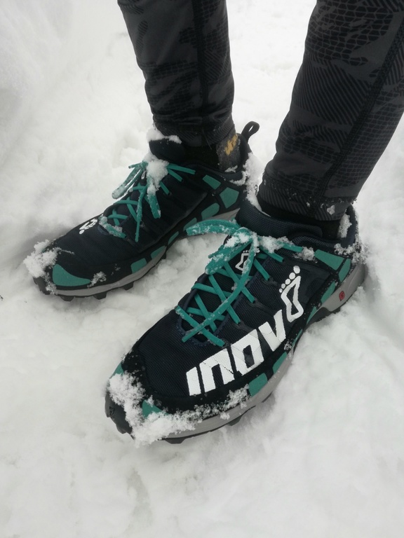 Ploché tkaničky trailových bot Inov-8 X-Talon 212 V2 netlačí na nárt