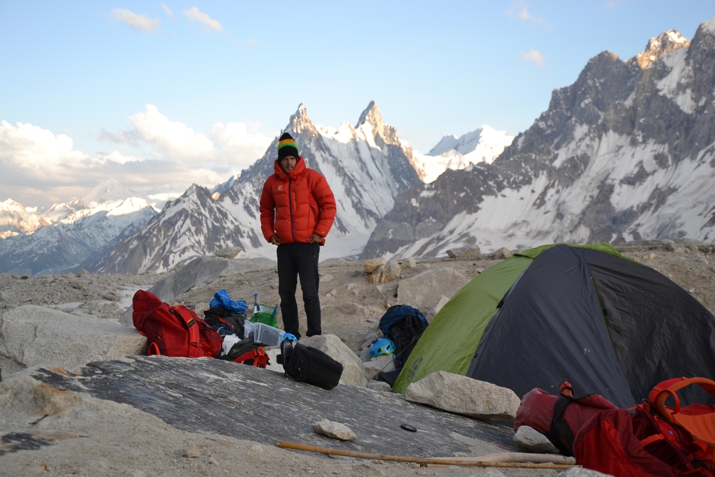 V Marpogoro už nás začínala klepat pěkná kosa, tak jsme nasadili péřovky Ternua Ladakh, v táboře jsme kvůli počasí strávili 2 noci.