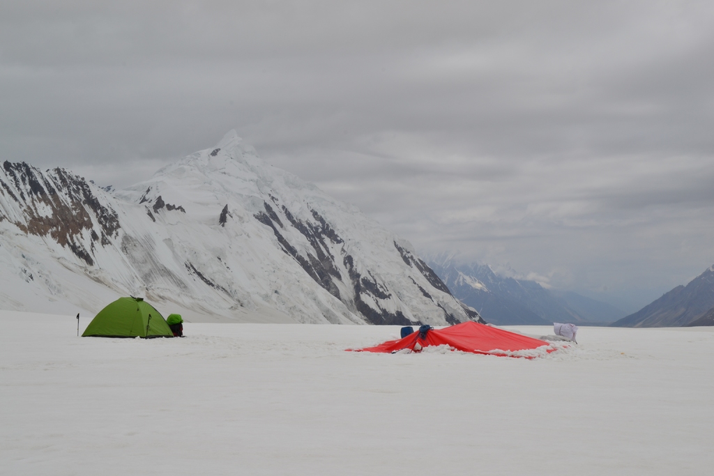 V sedle Hispar La (5200 m), náš stan Hannah Falcon působí vedle přístřešku nosičů vtipně.