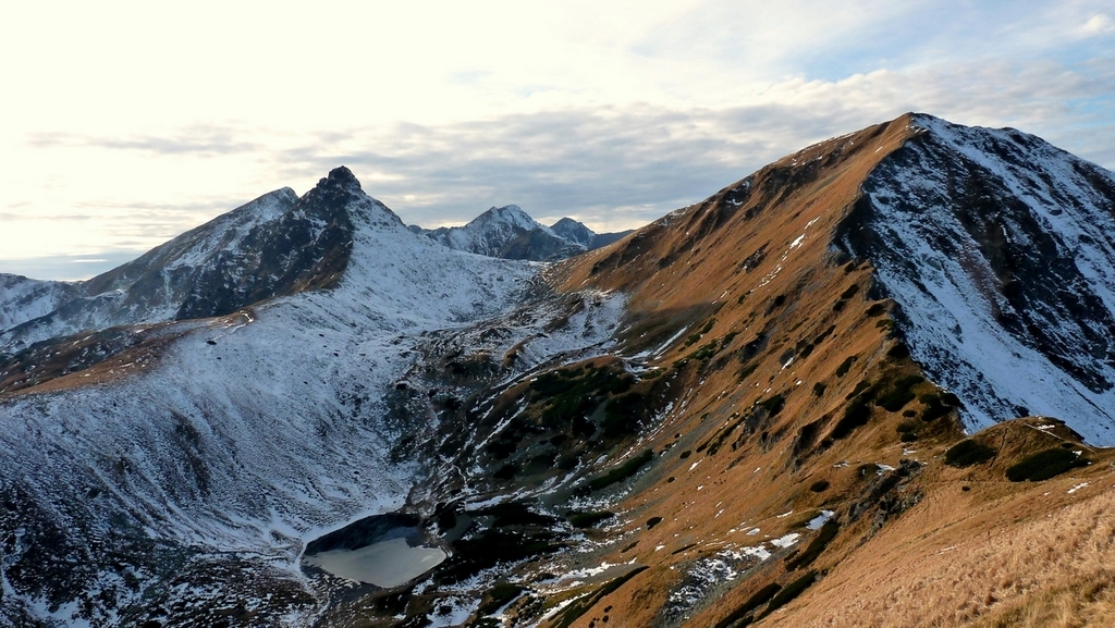 Ostrý Roháč (2088m), Jamnická plesa a Volovec (2063m) z Deravé