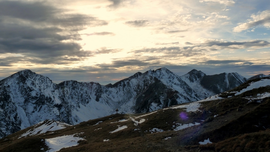 hlavní hřeben - Plačlivé (2125m), Tri Kopy, Hrubá Kopa (2166m), Baníkov (2178m), Pachola (2167m), pohled z Volovce