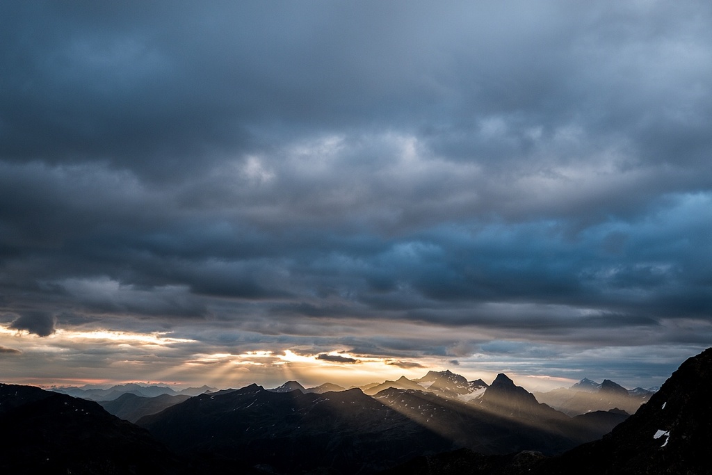 Nádherně osvícené vrcholky Alp