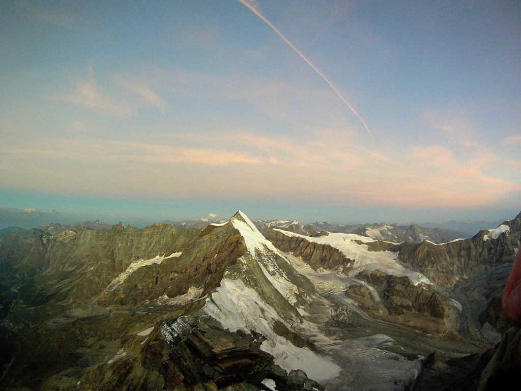 pohled na čtyřtisícovku Gran Paradiso (vlevo) a Masiv Mont Blancu (nalevo od vrcholu Dent d