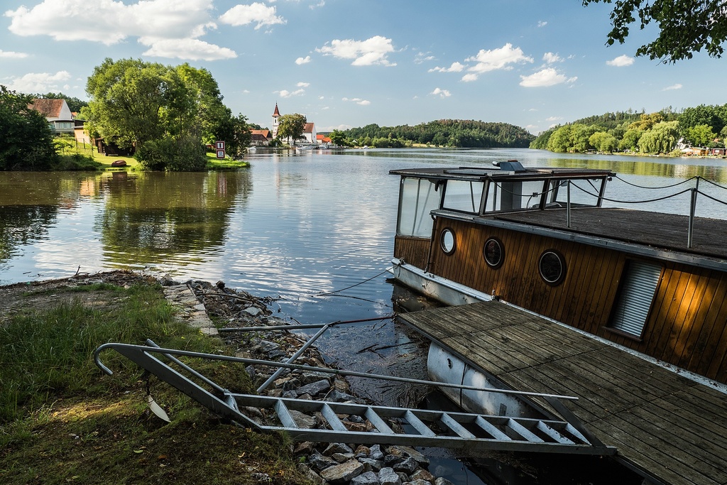 Purkarec na břehu Vltavy zvednuté Hněvkovickou přehradou