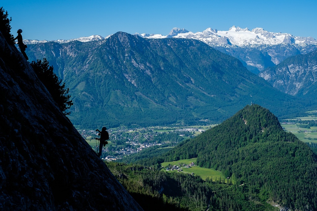 Siluety lezců v linii Seeblick s exkluzivním výhledem na Dachstein