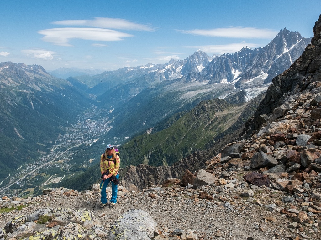 Unavení, ale relativně dobře vyspalí míříme pěšky z chaty Vallot až do Chamonix