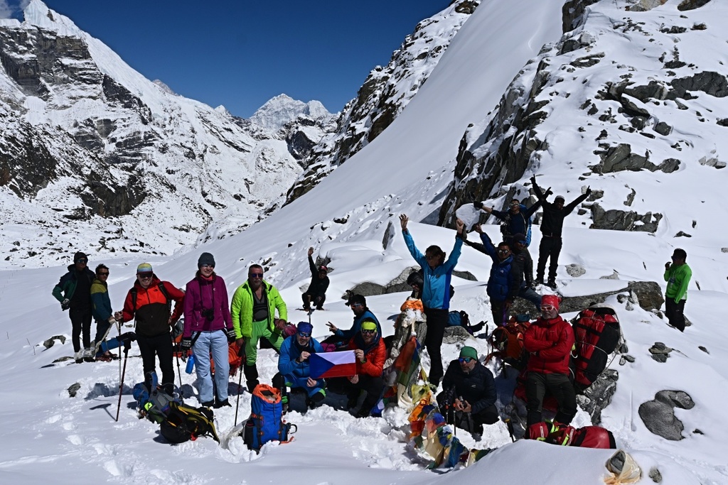 Parta v Cho la passu. Copak to tam vykukuje, že by Everestík?