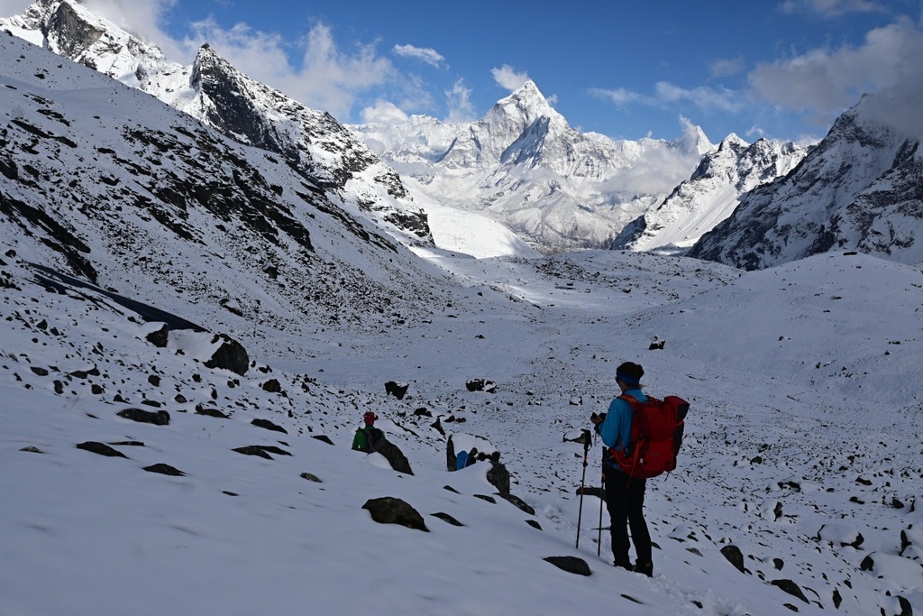 Při sestupu ze sedla – výhled na Ama Dablam