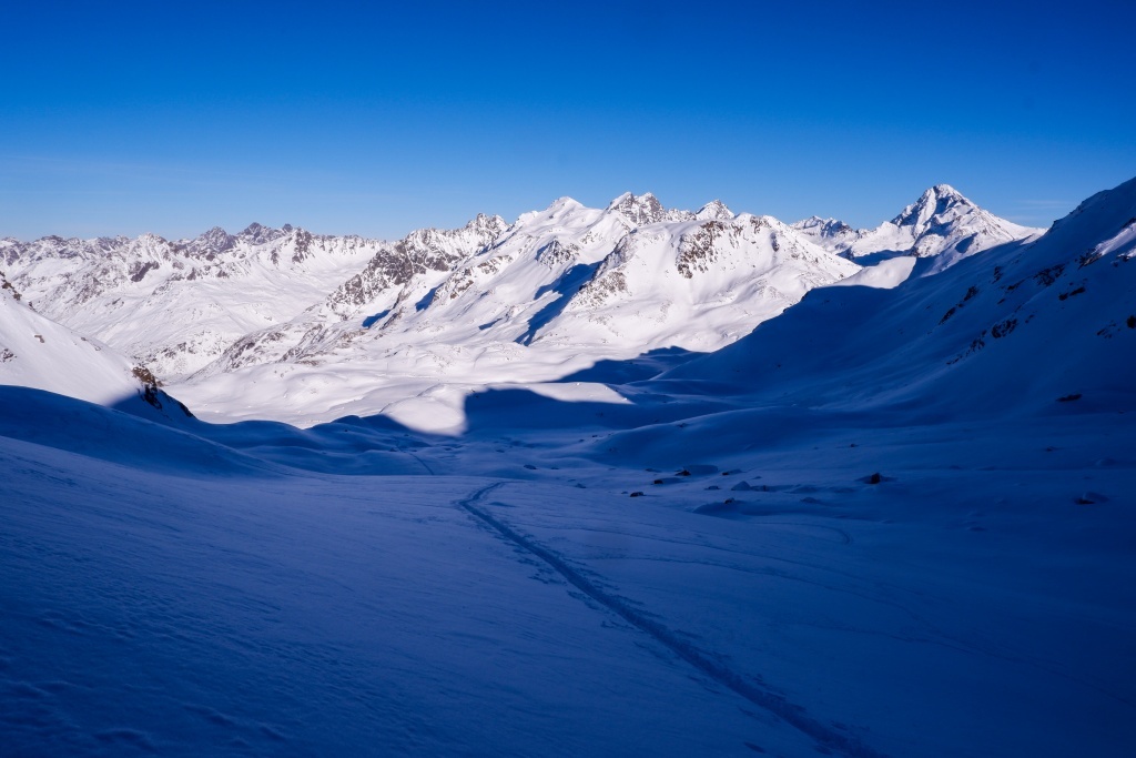 Vpravo Piz Linard 3 410 m, nejvyšší hora oblíbené Silvretty