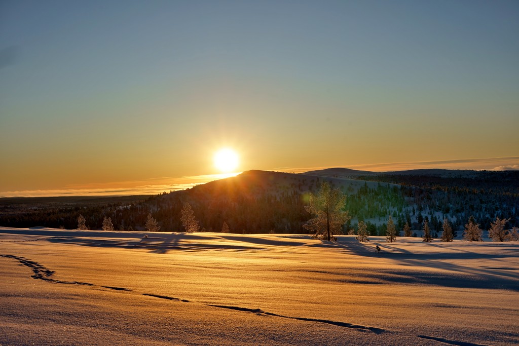 východ slunce u norské vesnice Valldalen