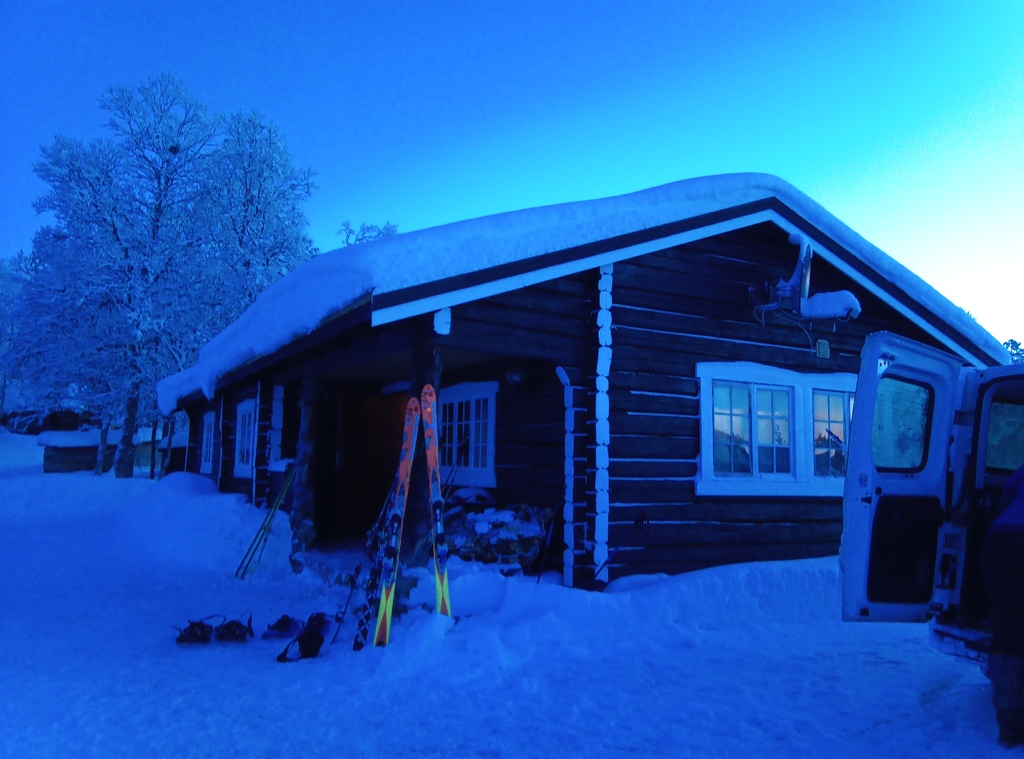 chatička u norské vesnice Valldalen