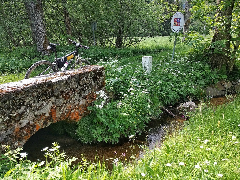 Hraniční přechod uprostřed divočiny