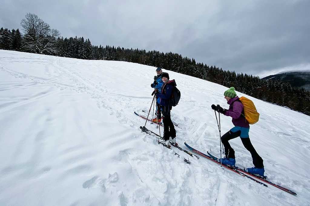 Na úvod se stoupá po louce vedle starého vleku Fela - Ski Zlatník