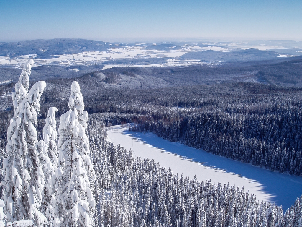 Plešné jezero a pohled směrem k Lipnu