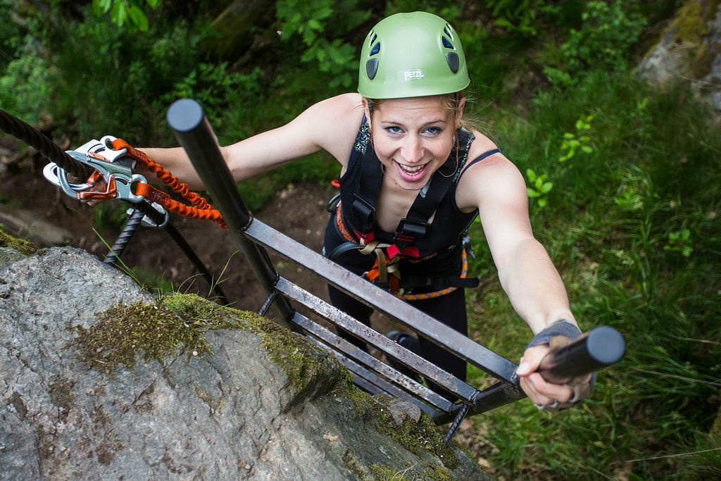 Ferrata začíná sestupem po kramlích a žebříku (C)