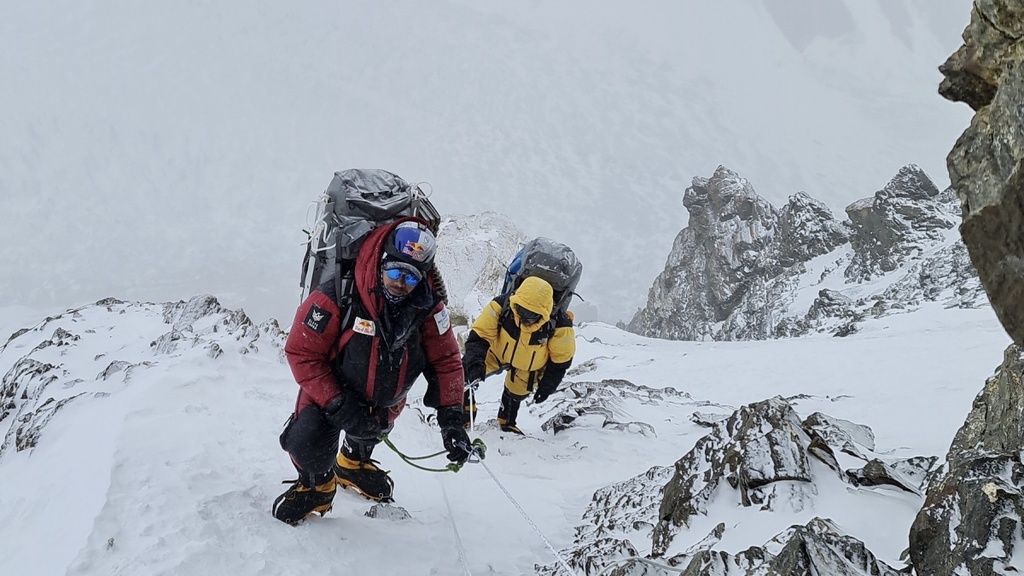 Přesun mezi výškovými tábory během zimního výstupu na K2