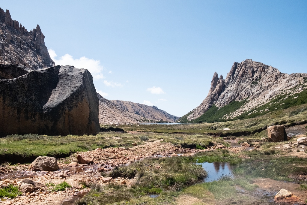 Pohled zpoza Laguny Toncek k Refugio Frey