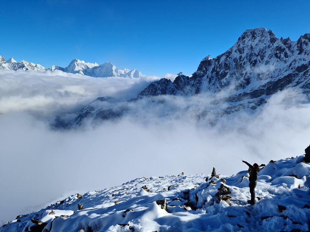 Výhled z aklimatizačního a vyhlídkového kopce Gokyo RI