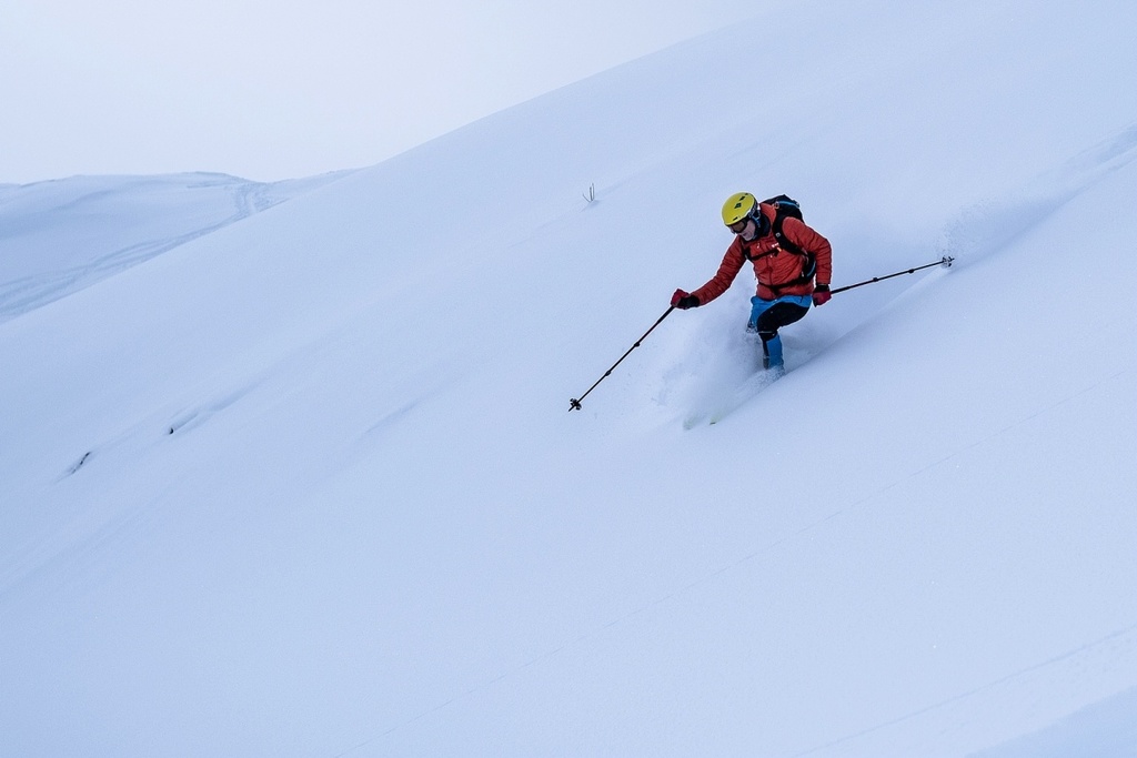 Krásný prašanový sjezd z dobře dostupného vrcholu Motal (2516 m), Val da Camp