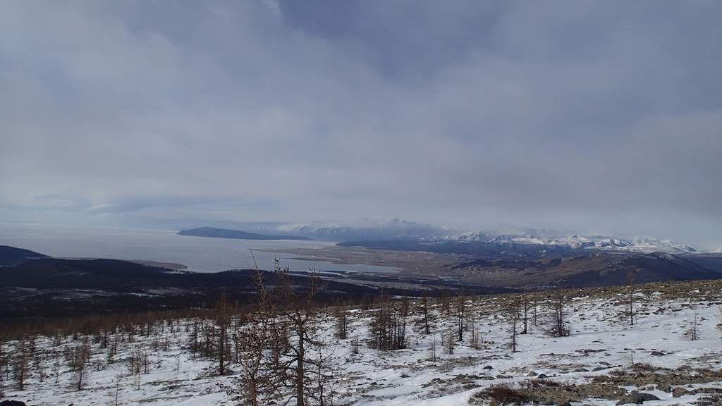 Pohled na jezero Khövsgöl v Mongolsku z hory Sardyk