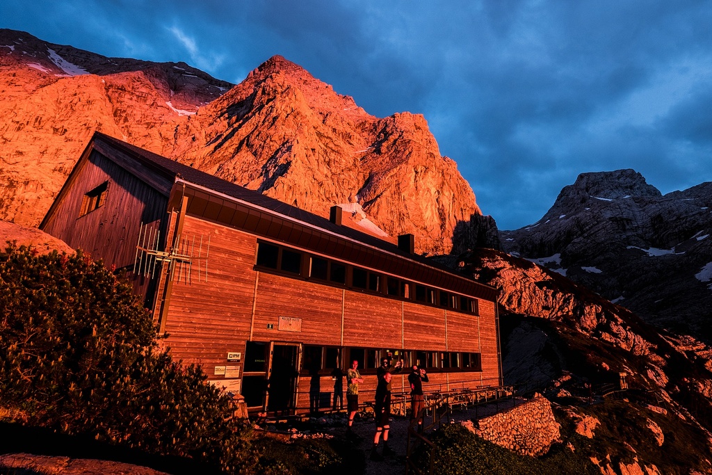 Welser Hütte (1740 m) v posledních paprscích