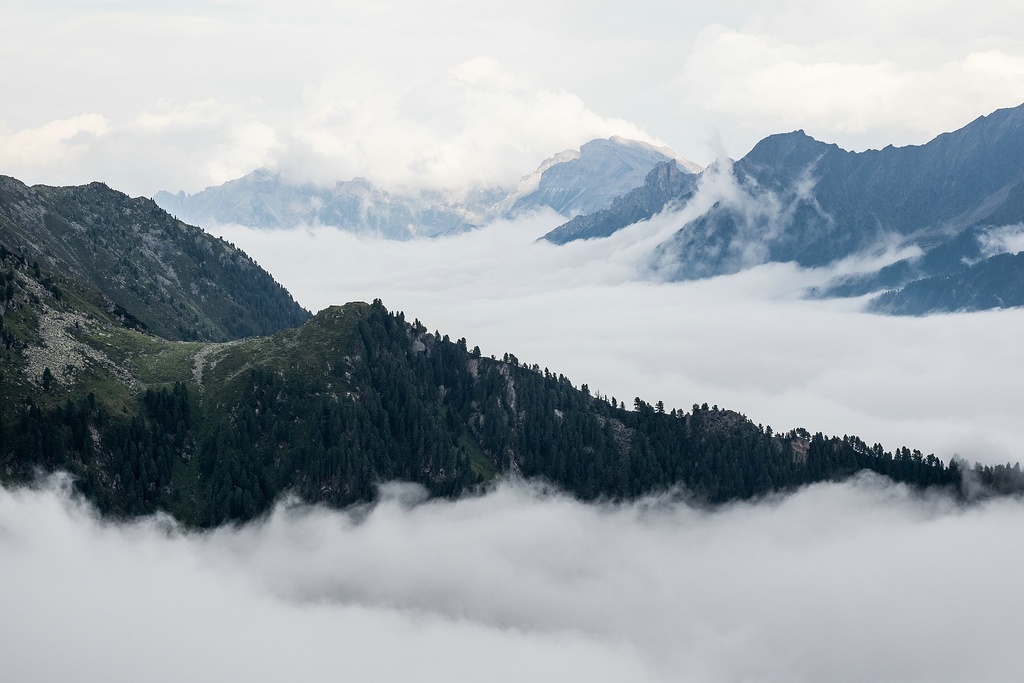 Mlhy válející se v údolí pod Neue Regensburger Hütte