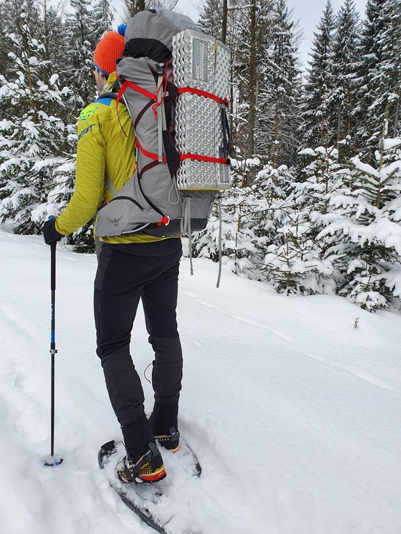 Osprey Aether Pro 70 - popruhy na přichycení karimatky, sněžnic...