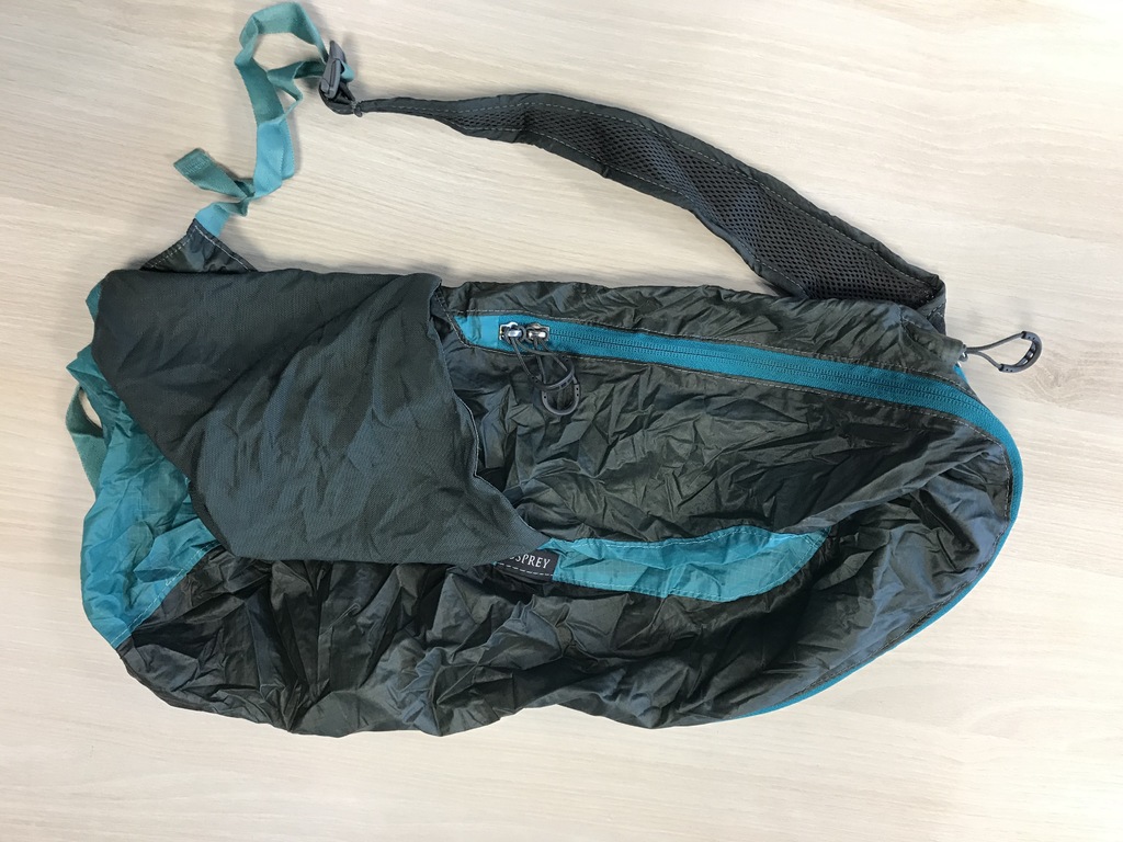 pohled na boční pružnou kapsu u  Osprey Ultralight Stuff Pack