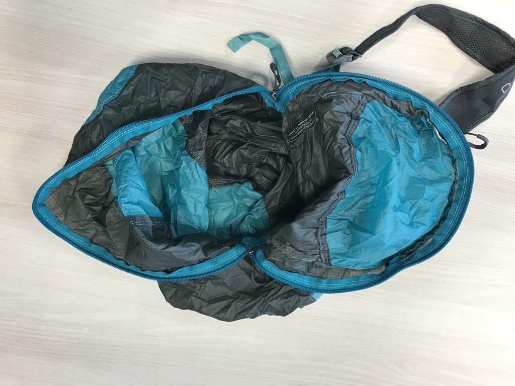 pohled shora do hlavní komory batohu  Osprey Ultralight Stuff Pack