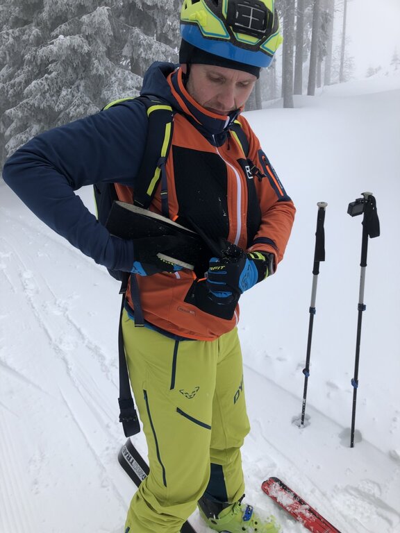 bunda Ortovox Col Becchei - Boční kapsy bez problému pojmou stoupací pásy