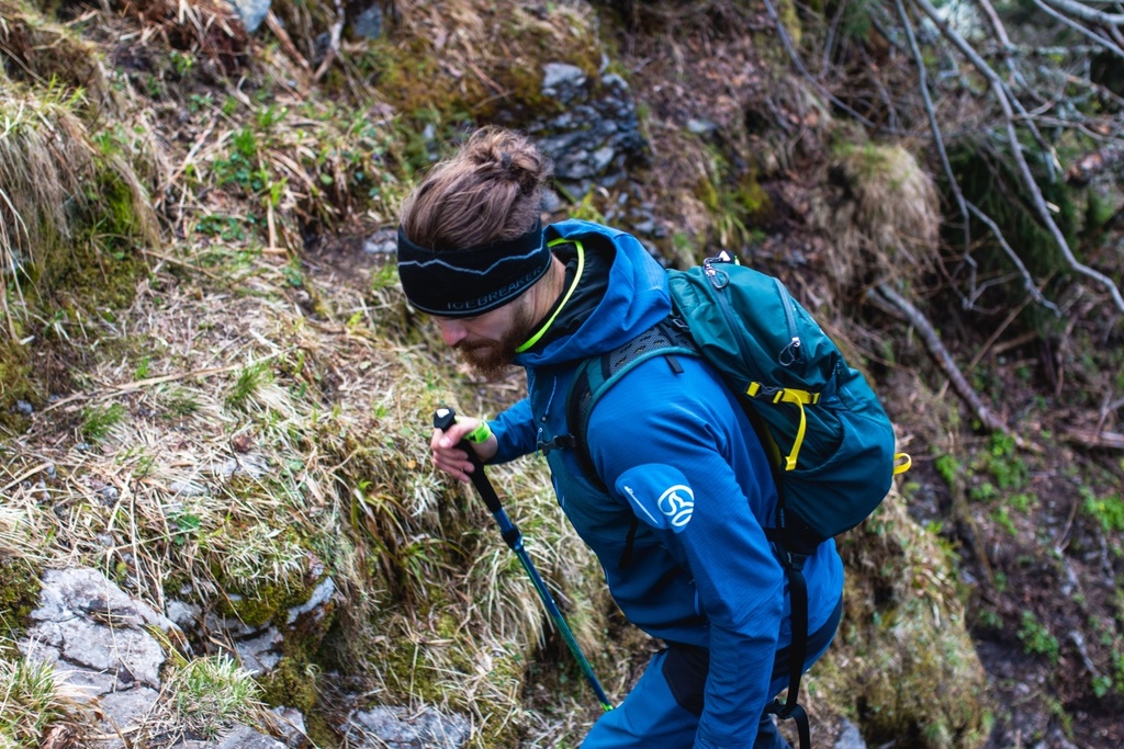 Ternua Demin Hard Hood je na trekking a hiking jako stvořená