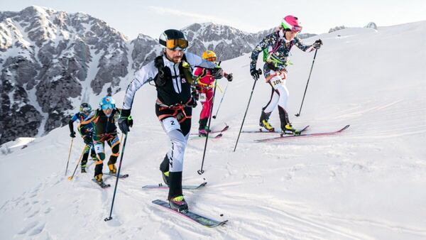 Na závodech patří skialpová helma mezi povinnou výbavou každého účastníka