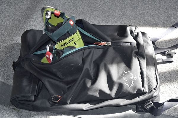 Lezecký batoh Osprey Zealot 30 - přední kapsa na zip na lezecký materiál