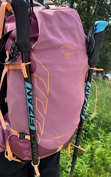 Batoh Osprey Tempest Velocity 20 Lady - připnutí holí na batoh