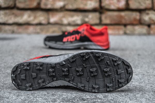  Inov-8 Oroc Ultra 290 - první krosová bota na světě, která má v podešvi použitý dvojhřeb