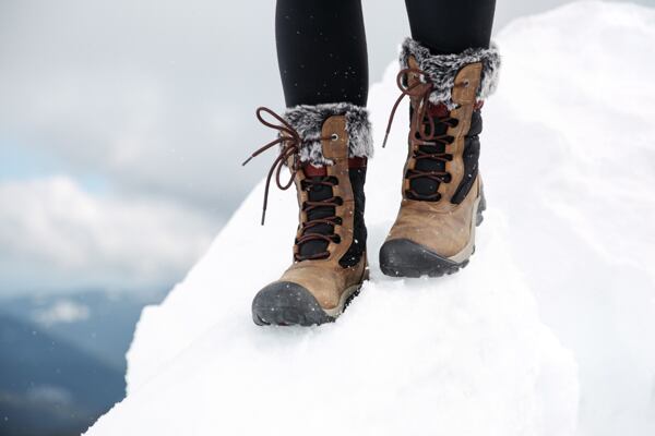 Dámská zimní obuv se může pyšnit kožíškem, i když je určená do outdooru