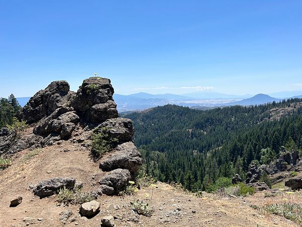 Vzadu tyčící se hora Mt. Shasta