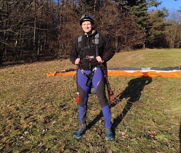 Kromě turistiky jsem vzal kalhoty i na paragliding, kde oceňuji větruodolnost a přiléhavý střih