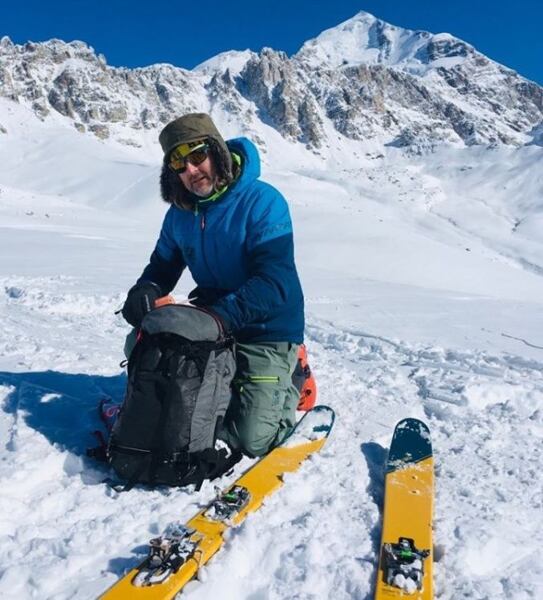 Do lavinového batohu Osprey Soelden Pro Avy je vstup shora nebo boční celorozepínací jako kufr