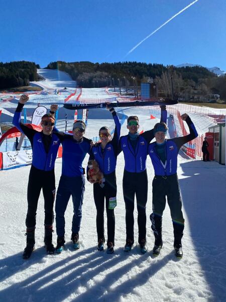 Eva Matějovičová (uprostřed) vybojovala zlato na SP ve skialpinismu v disciplíně sprint