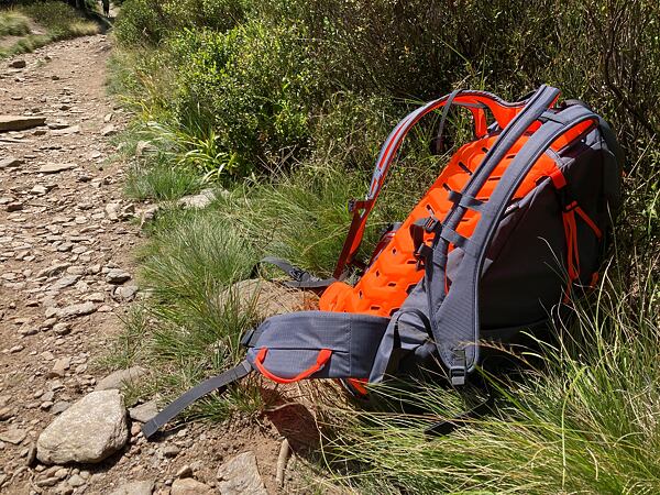 Batoh Salewa Mountain Trainer 2 28 Man - zádový systém dobře větrá a dělené ramenní popruhy poskytují větší prodyšnost i pohodlí