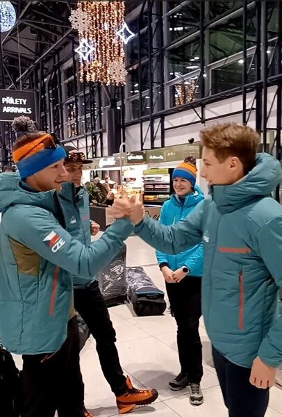 Česká skialpová reprezentace těsně před odletem na první letošní závody v Chamonix