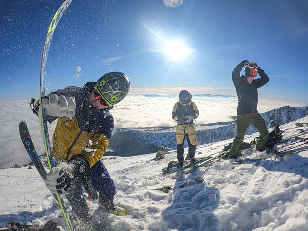 Lukáš Klingora na skialpech v oblečení Ternua a helmpě C.A.M.P.