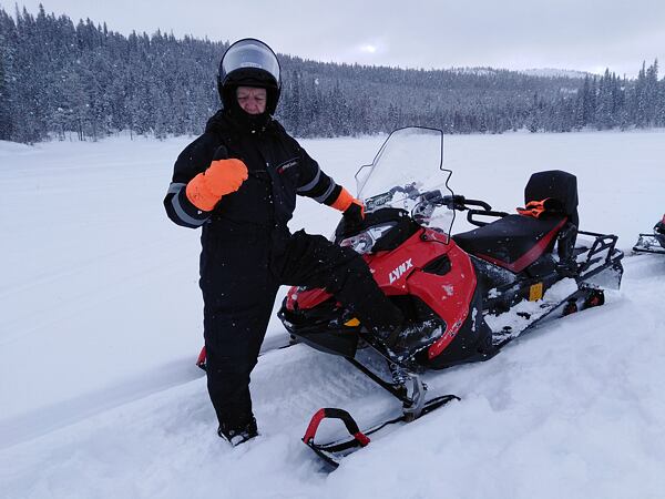 Miroslav Zítko při jízdách na sněžných skútrech ve Finsku - v obuvi KEEN Revel IV High Polar