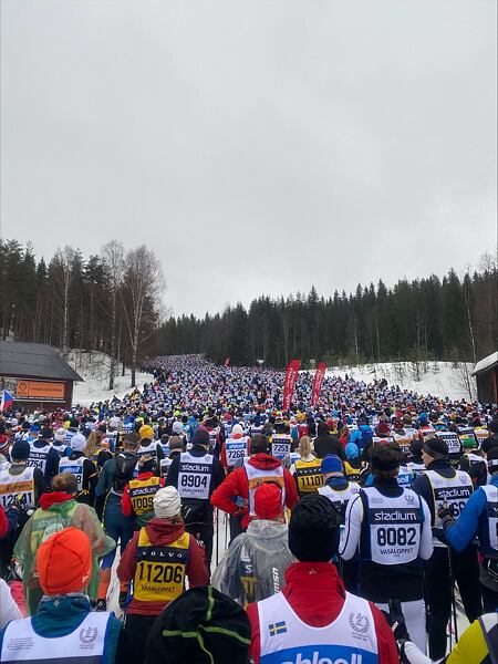 Závod Vasaloppet 2024 - z osmého startovního bloku