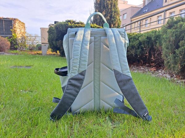 Thule Lithos 16 l - V horní části zad se ukrývá "tajný" zip - vhodný na osobní doklady nebo peníze